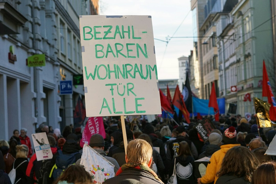 Wand mit alten Werbeplakaten und Printanzeigen